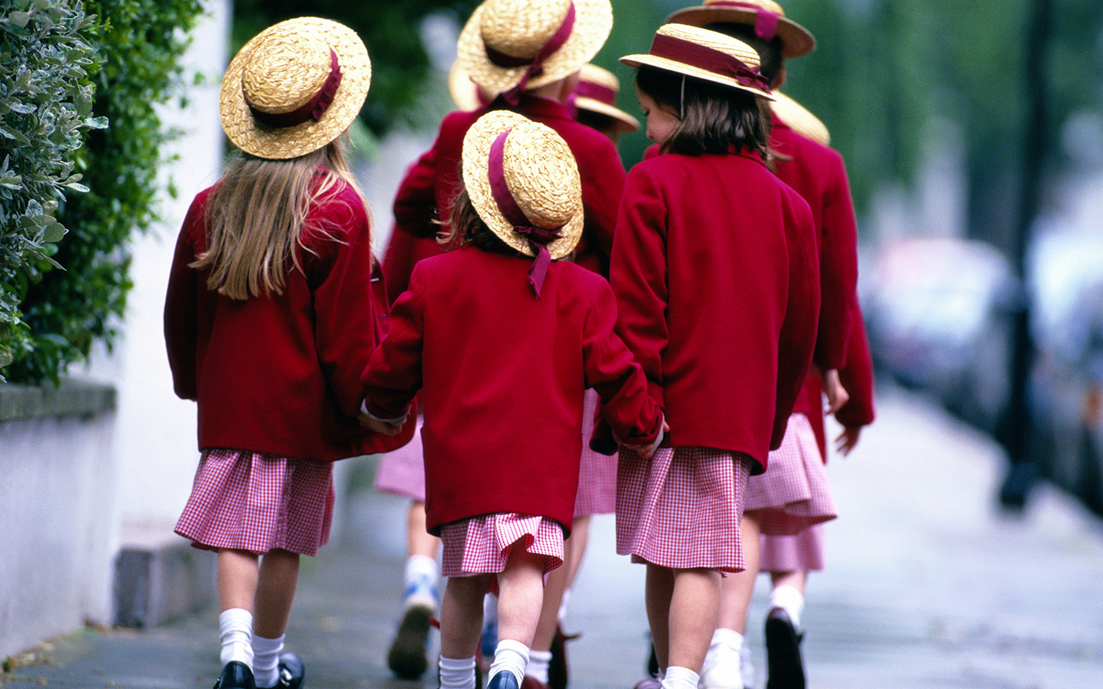 What's the legal age a child walk to school alone in Australia? | Better Homes and Gardens