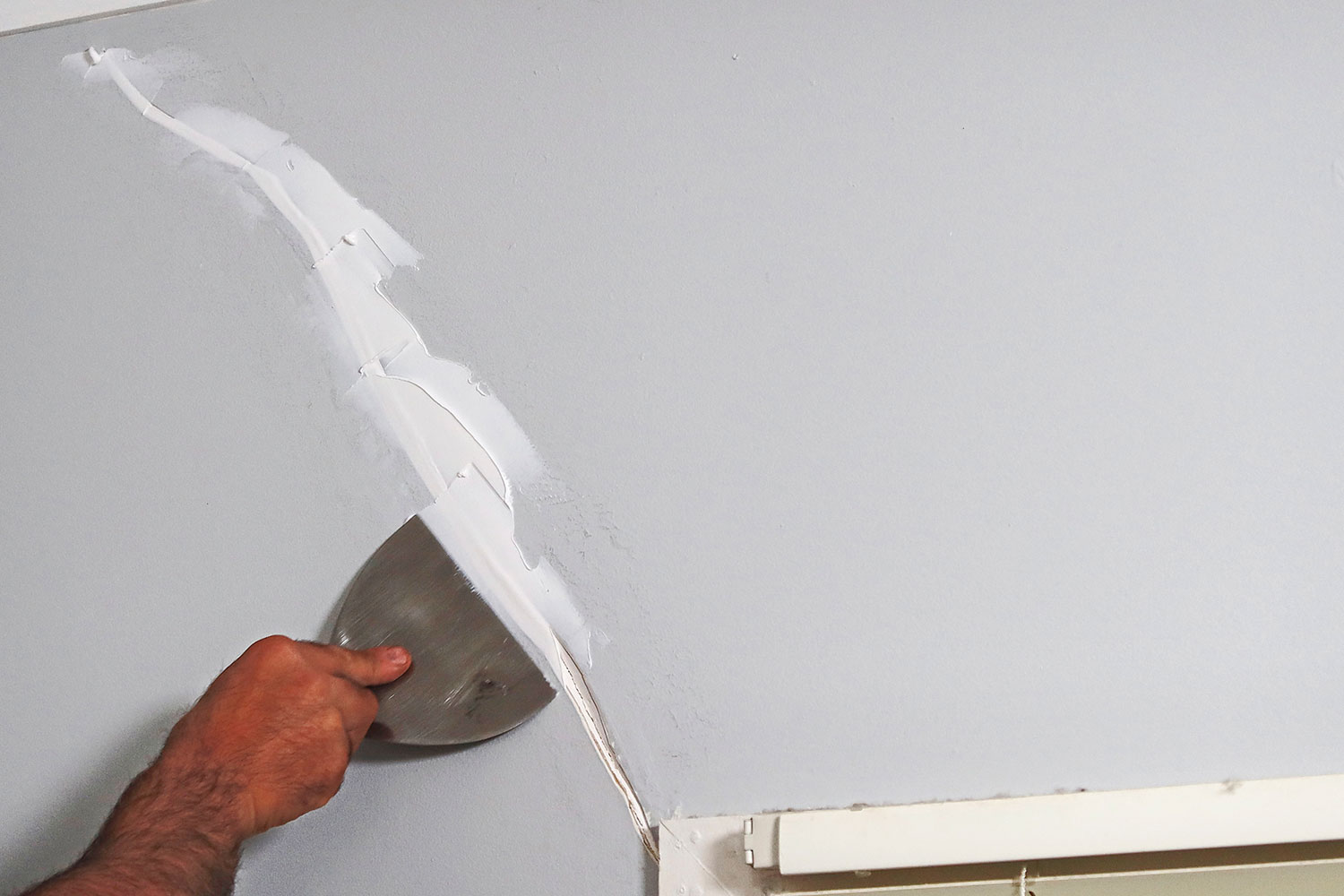 How to fix wall cracks: Step-by-step guide to repairing a crack in the wall | Better Homes and Gardens