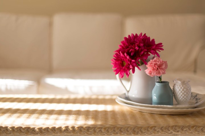 커피 테이블에 접시와 꽃병