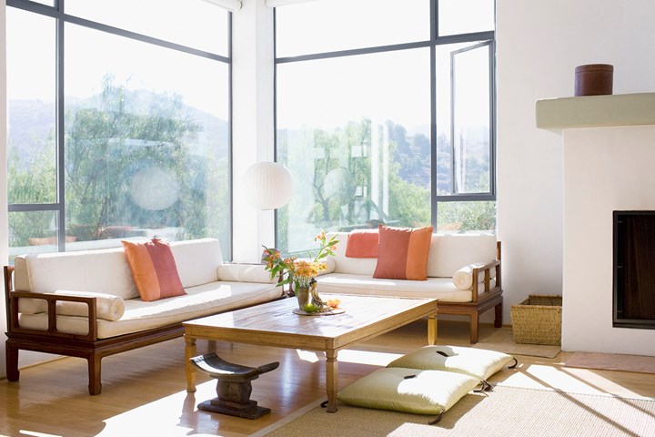 obývací pokoj s růžovými polštáře a dřevo akcenty