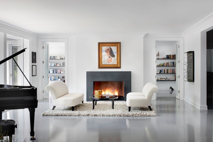 bílá obývací pokoj s obrazem nad krbem