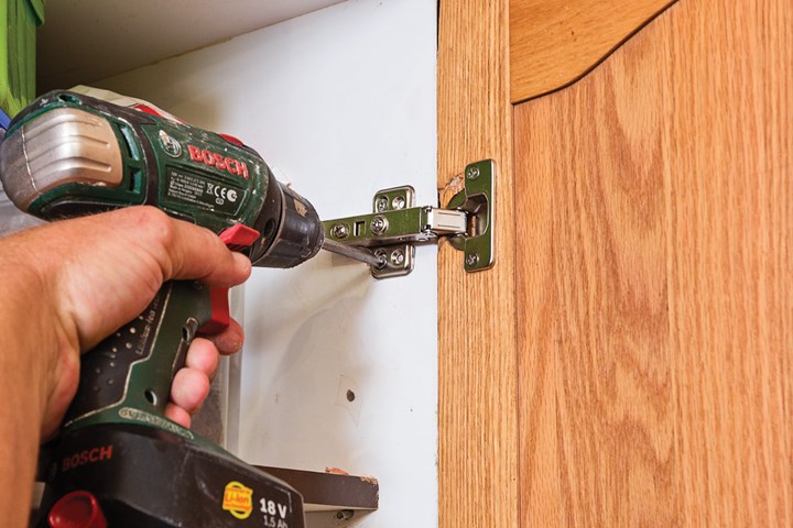 Fixing door hinge to kitchen cabinet