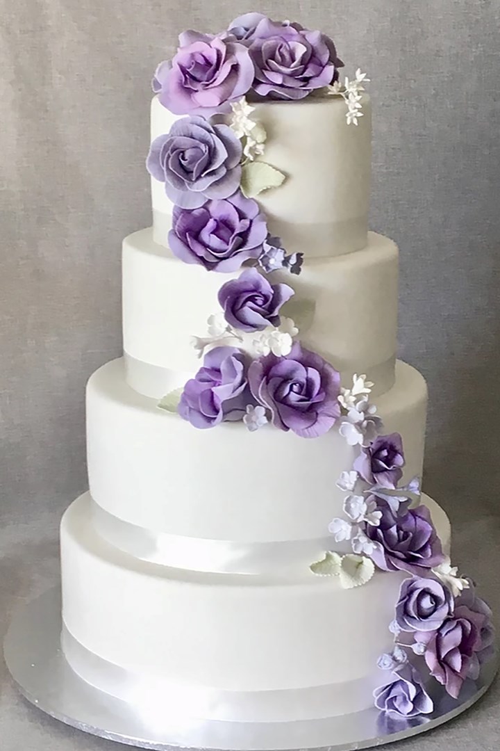 Featured image of post Different Wedding Cakes Designs / A wedding cake is not only the main dessert, it&#039;s also a part of décor and your wedding theme, and bold blue geode wedding cake with silver edges.