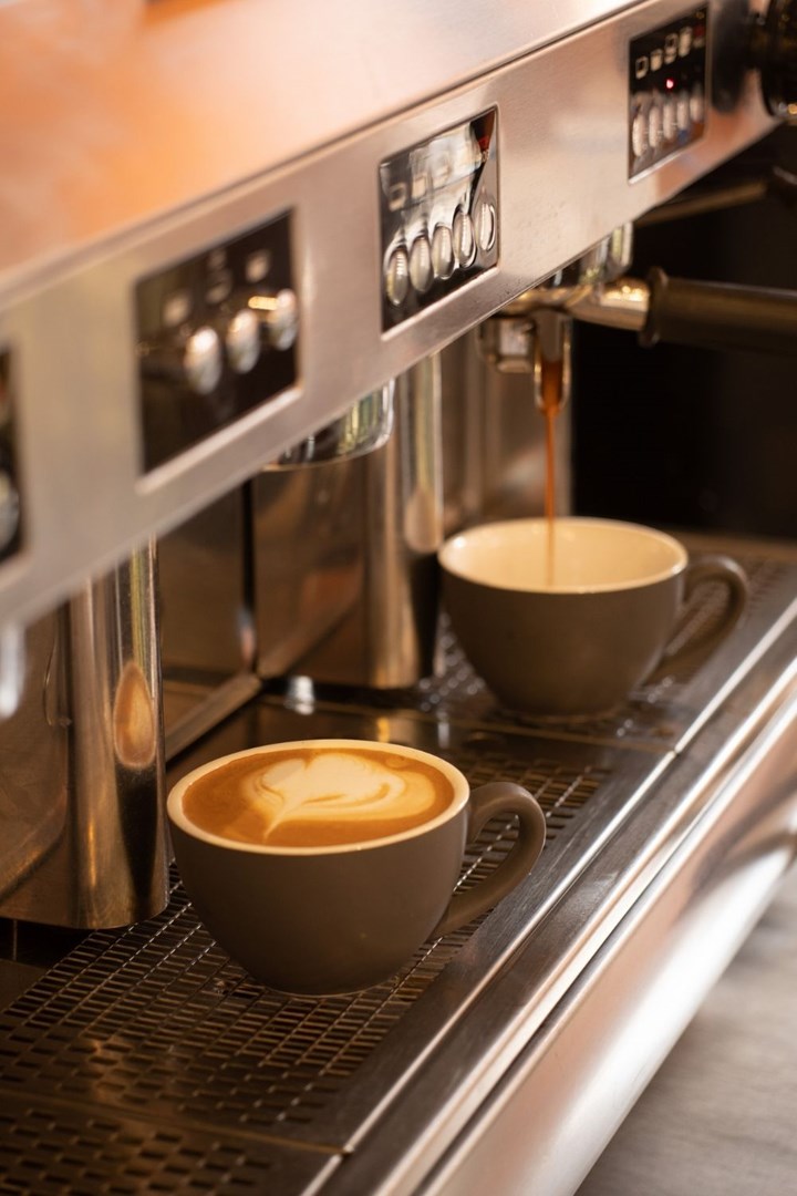 Machine à café expresso avec deux tasses à café