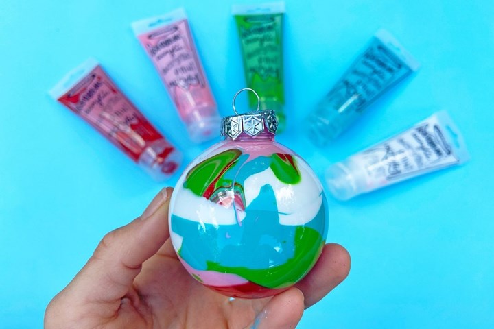 Replace the lid and swirl or shake the paint until it covers the insides of the bauble. Replace the cap. Repeat to make 6 baubles.