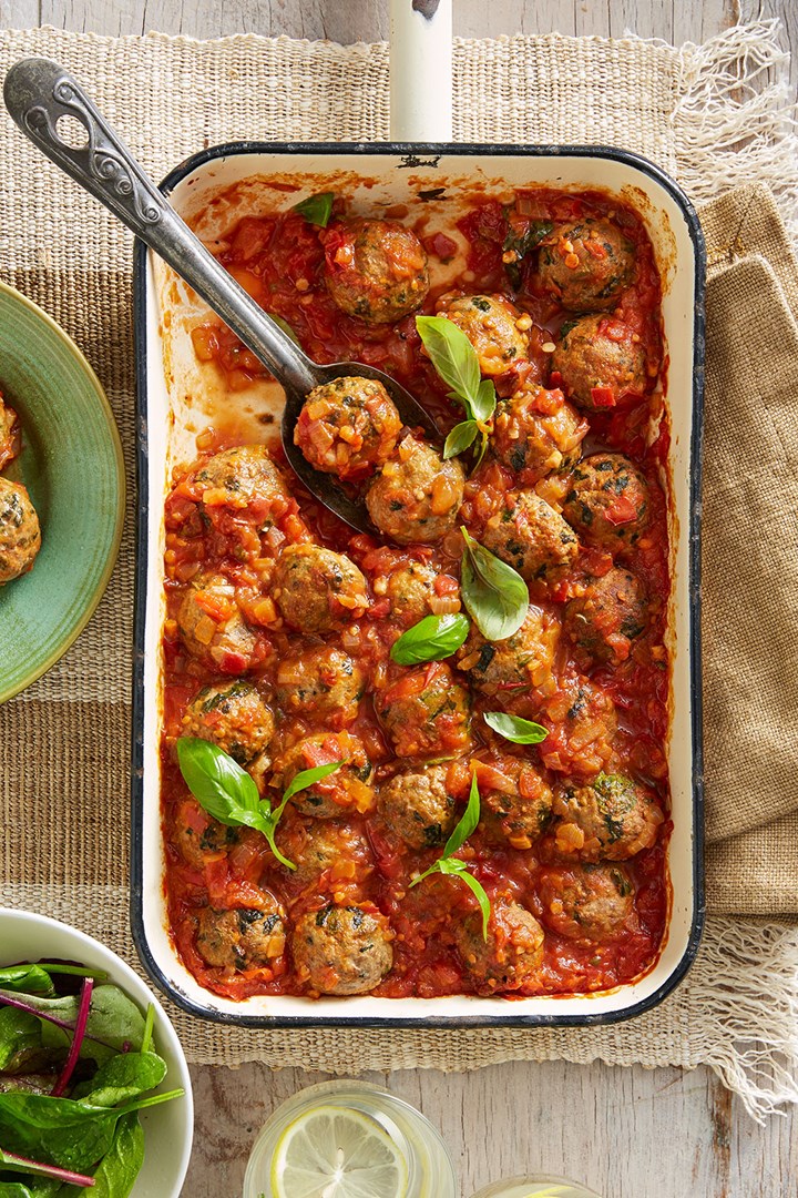 Baked beef meatballs with fresh tomato sauce
