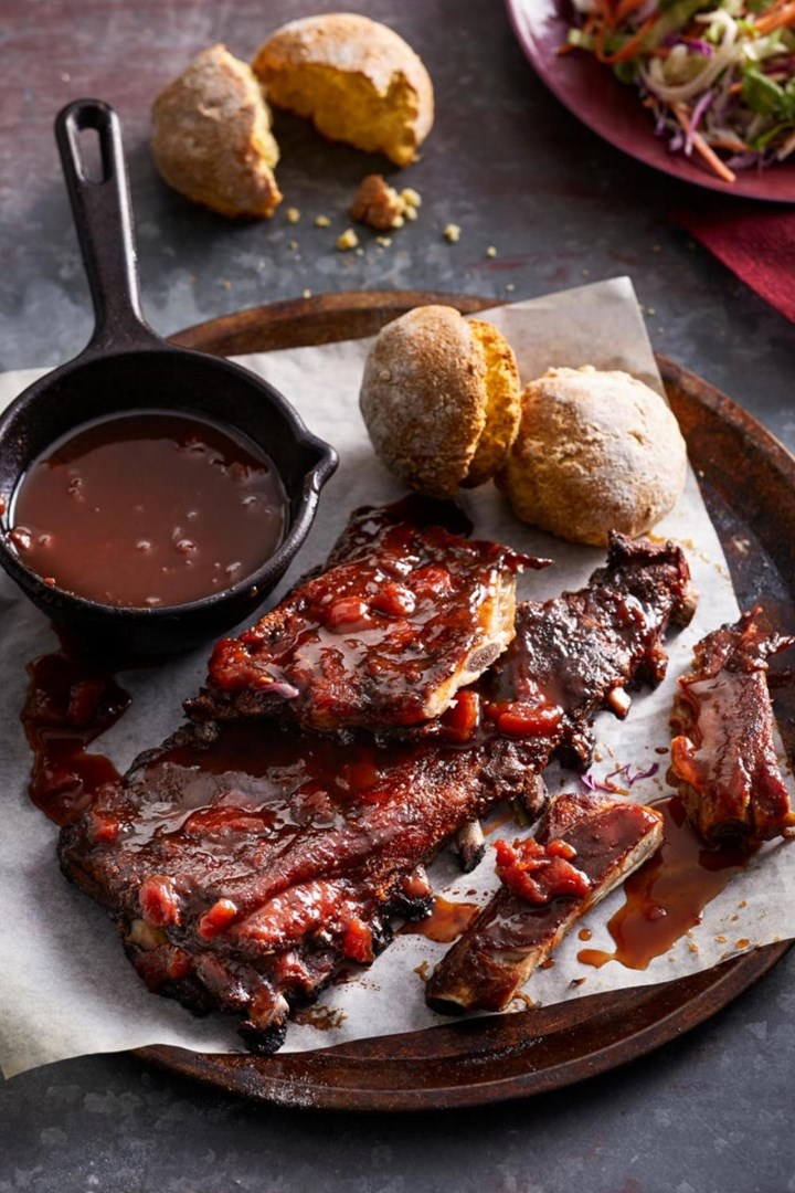 Southern-style pork ribs with soft cornbread rolls