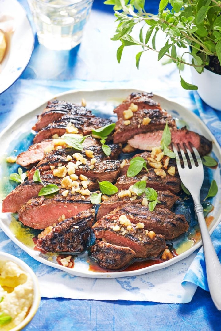 Barbecued lamb fillets with oregano, honey and cinnamon