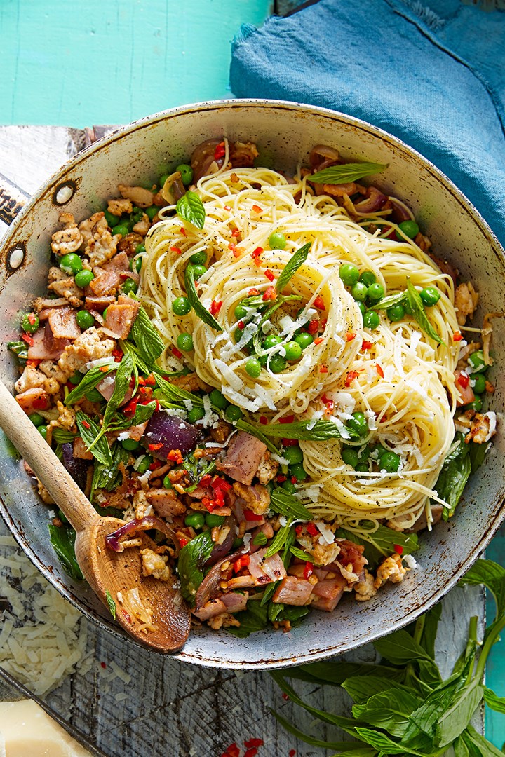 Spaghetti with chicken, bacon, peas and mint