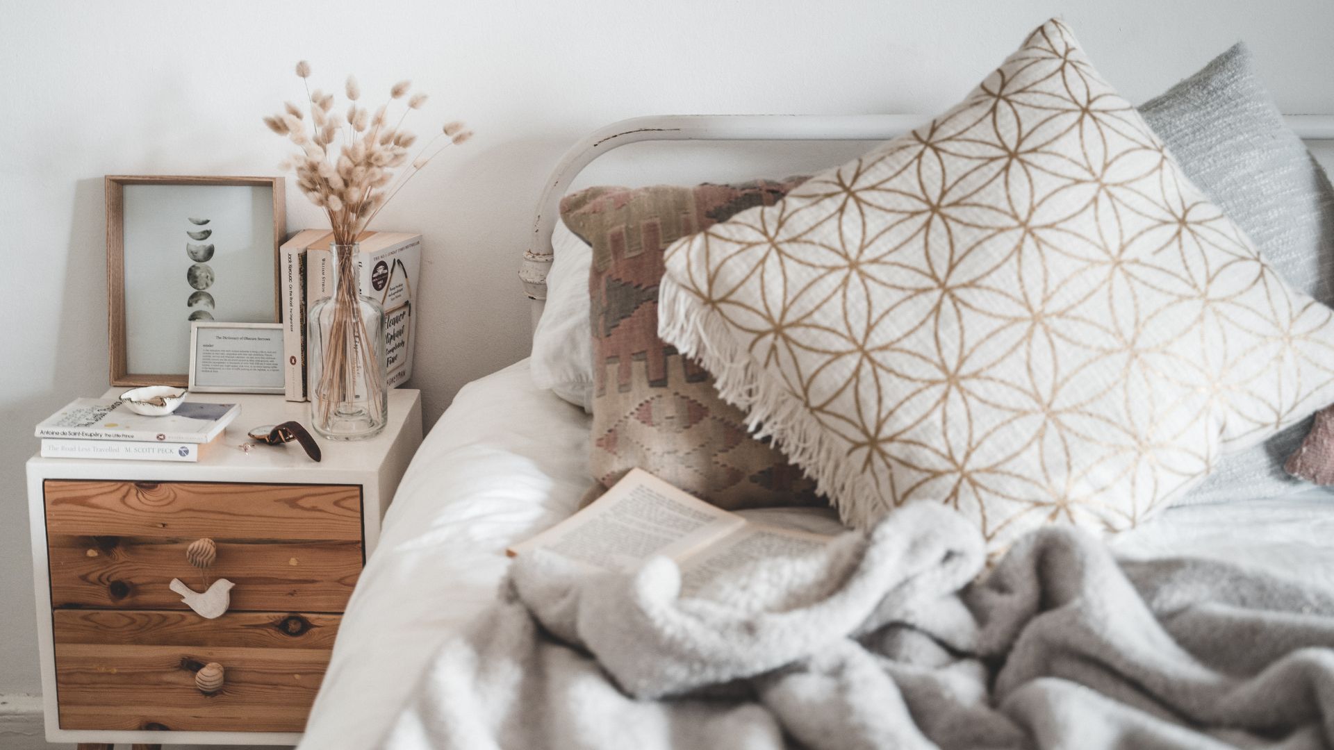 The 2-ingredient soak that turns yellow sheets white again