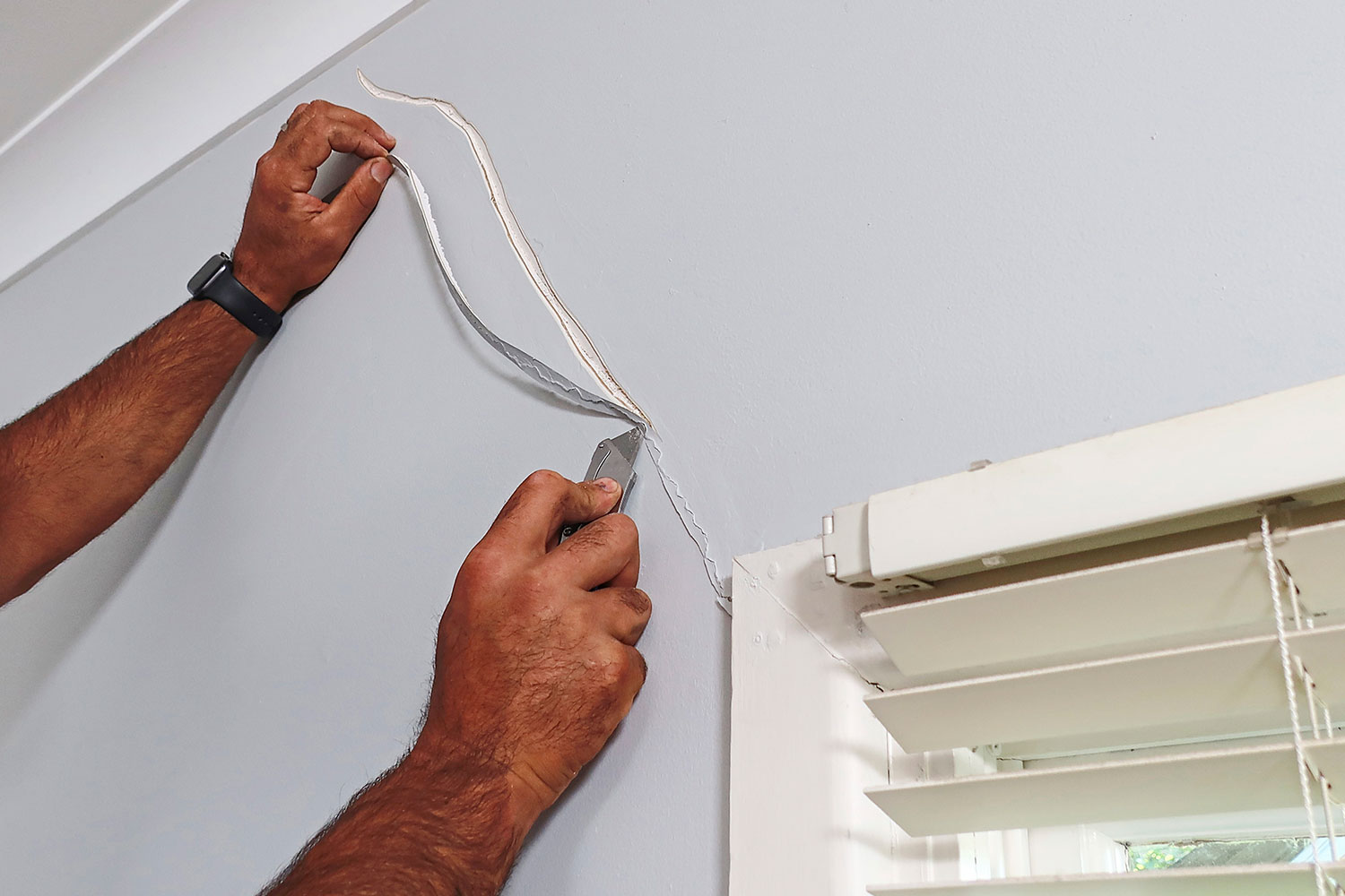 How to fix wall cracks: Step-by-step guide to repairing a crack in the ...