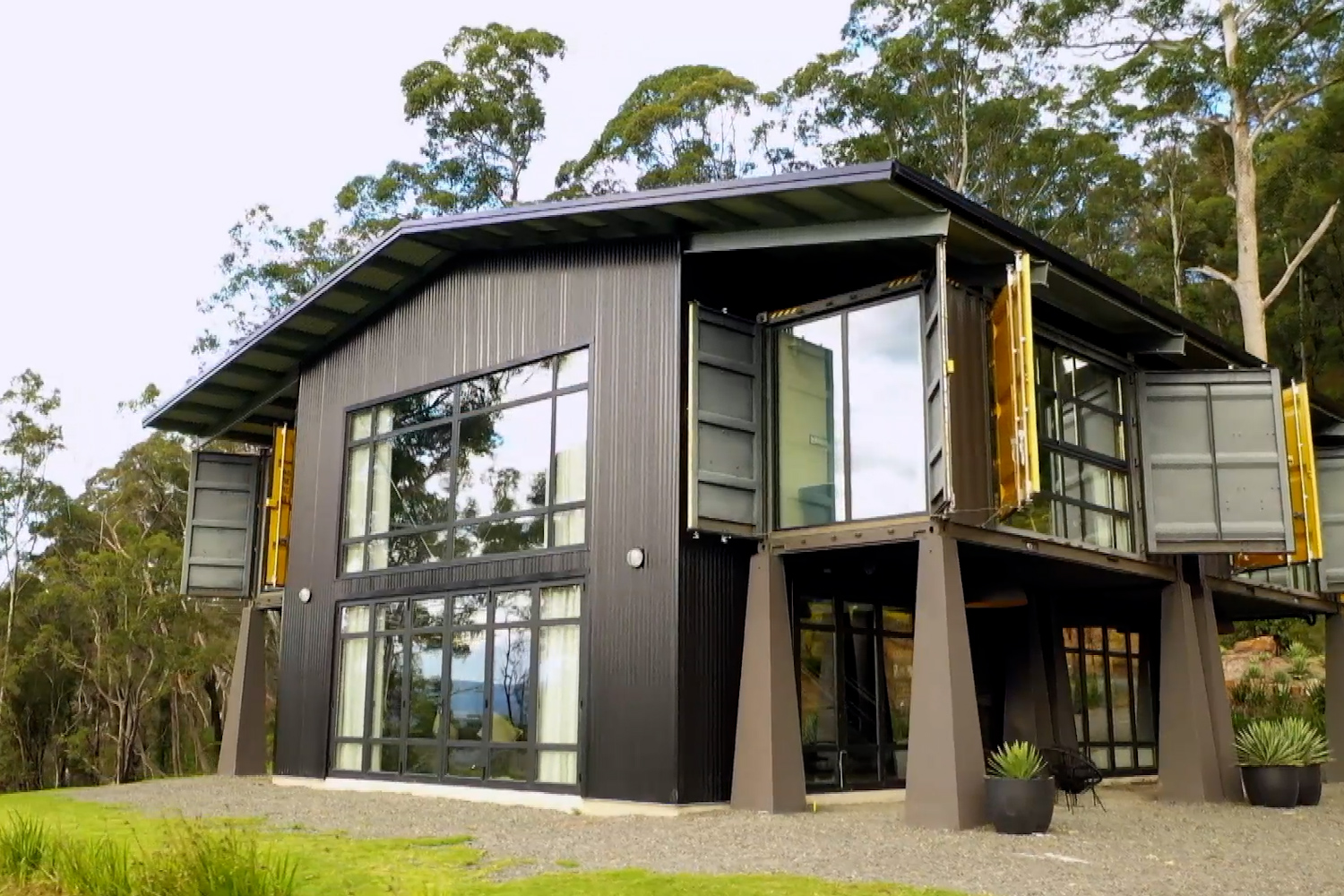 Johanna visits Larry at his shipping container country home | Better ...